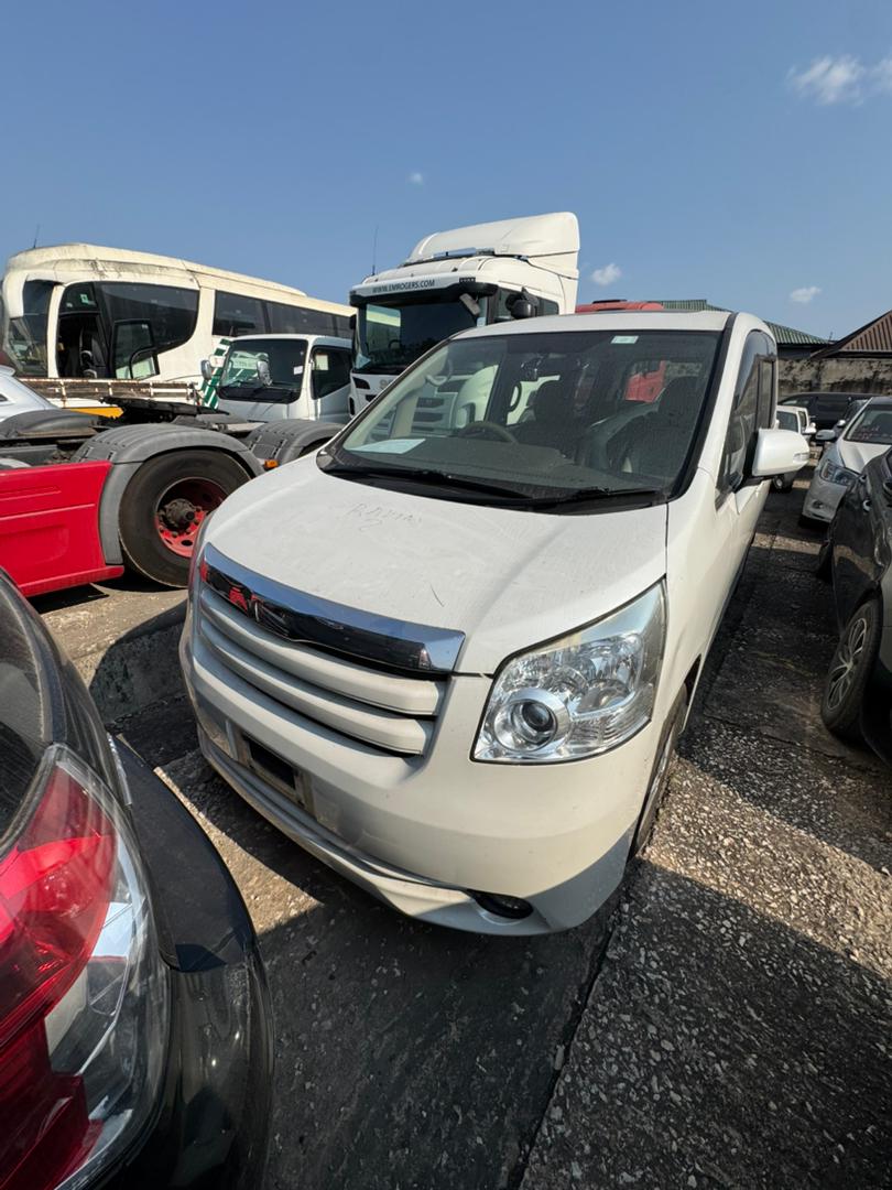 TOYOTA TOYOTA NOAH - Image 2