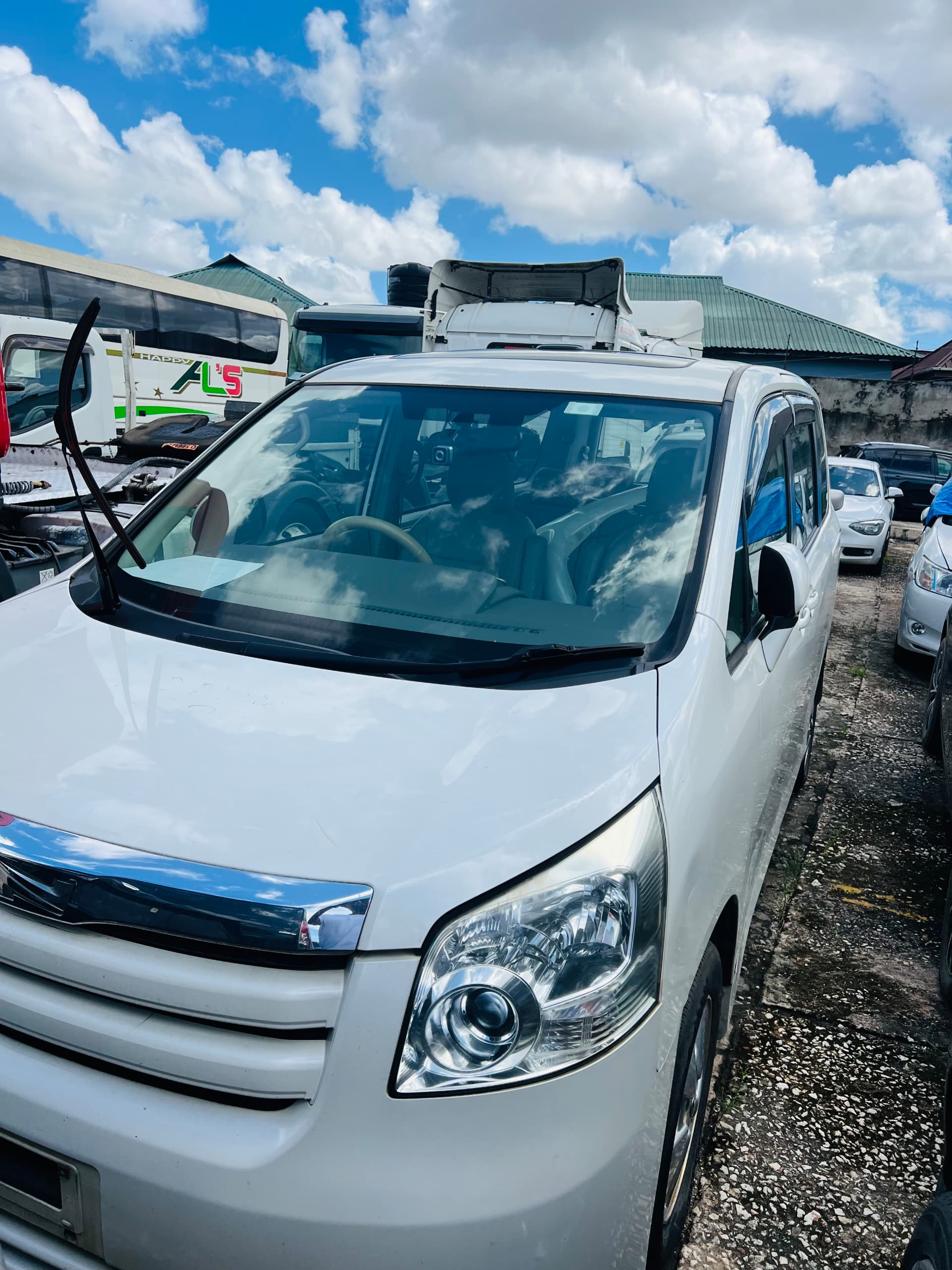 TOYOTA TOYOTA NOAH 70 SERIES - Image 1