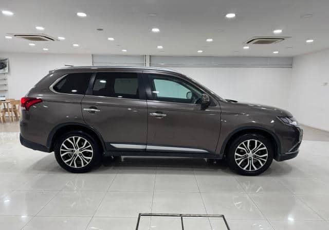 MITSUBISHI OUTLENDER - Image 3