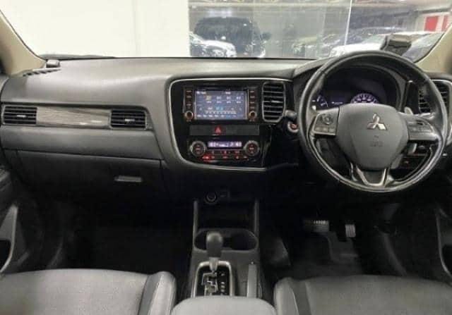 MITSUBISHI OUTLENDER - Image 5