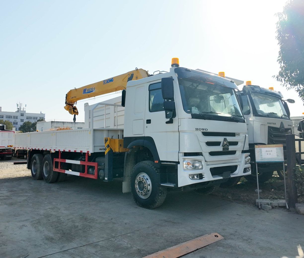 HOWO HOWO XCMG 8-TON CRANE TRUCK - Image 2