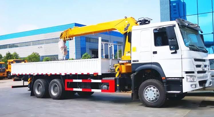HOWO HOWO XCMG 8-TON CRANE TRUCK - Image 3