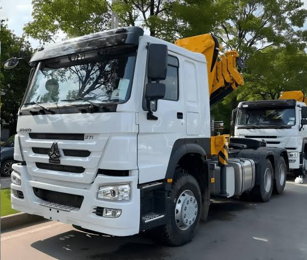 HOWO HOWO XCMG 8-TON CRANE TRUCK - Image 1